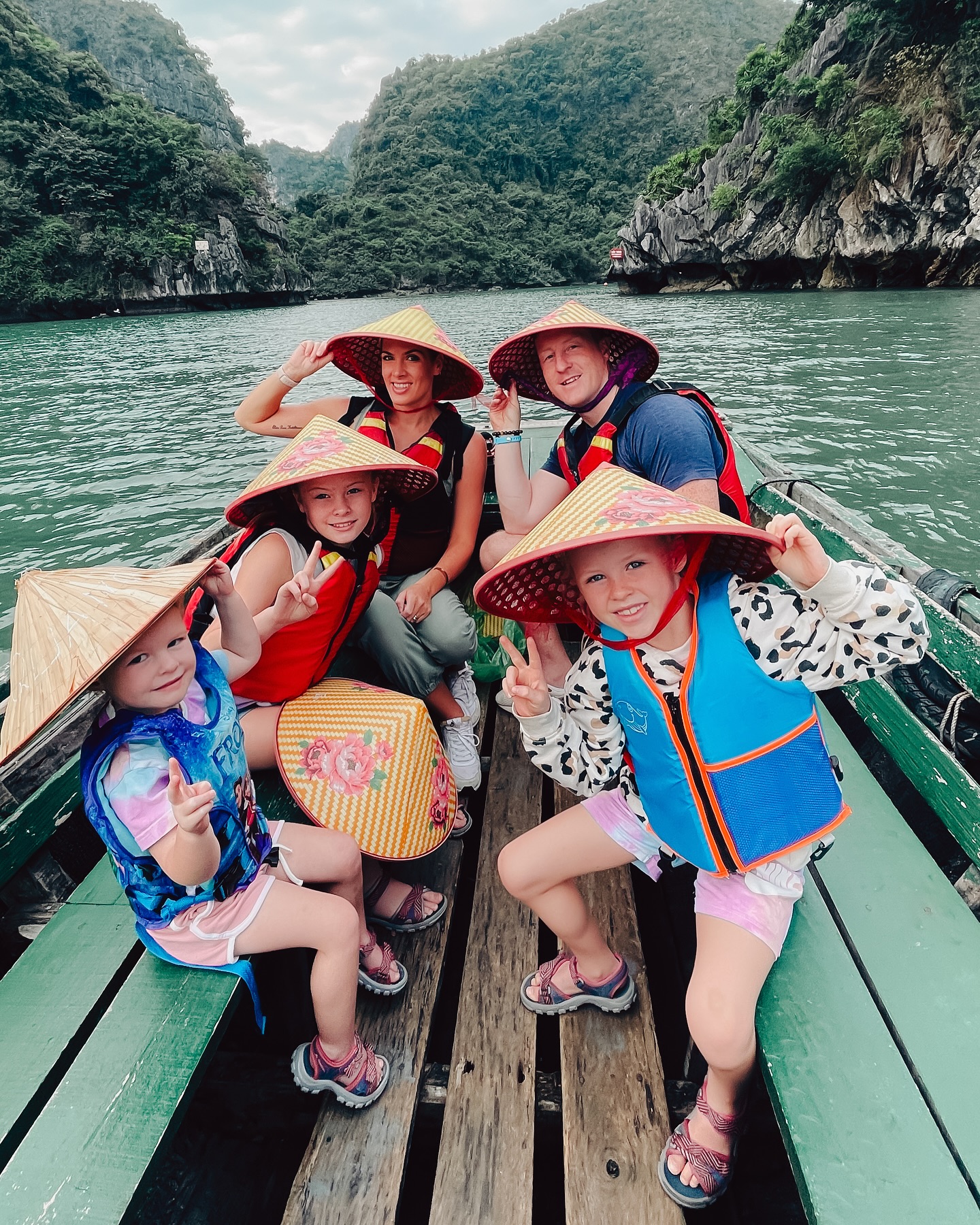 Подружжя кинуло роботу та продало будинок, щоб подорожувати світом із трьома дітьми